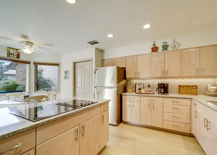 W/ Golf Course View & Pool Access! Holiday home